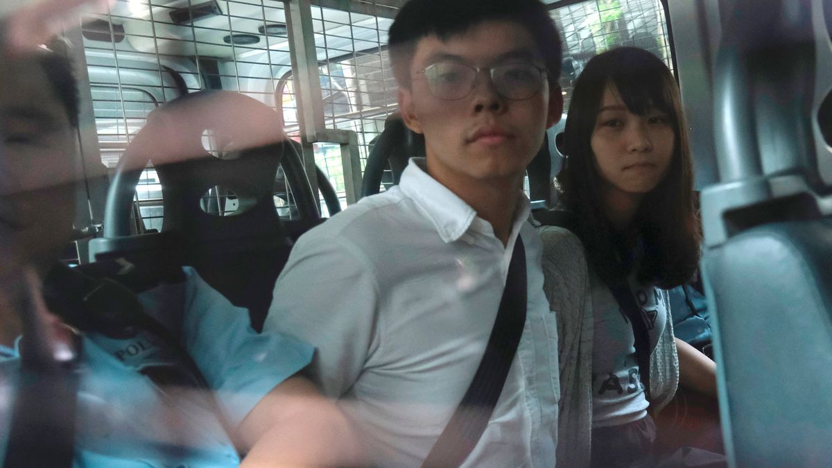 El activista hongkonés Joshua Wong, condenado a 13 meses y medio de prisión
