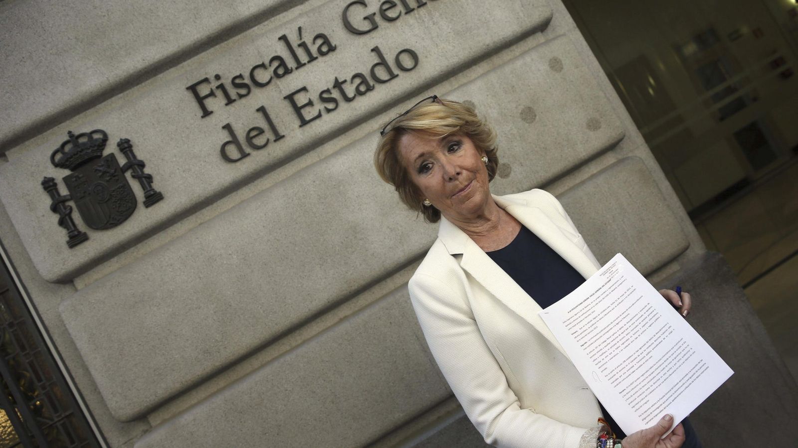 Foto: La presidenta del PP de Madrid, Esperanza Aguirre, a las puertas de la Fiscalía General del Estado. (EFE)