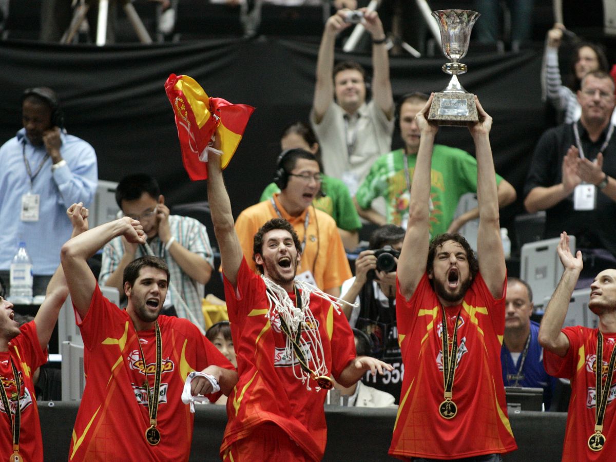 Foto: Pau Gasol, junto a Carlos Jiménez. Sergio Rodríguez, Felipe Reyes y Rudy Fernández. levantando el trofeo del Mundial de 2006. (REUTERS/Marcos Brindicci).