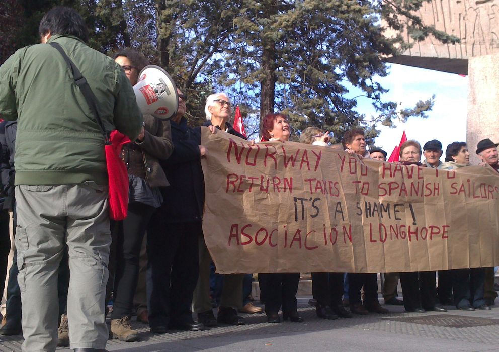 Foto: Manifestación de los marineros frente a la embajada de Noruega. (A.Sepúlveda)