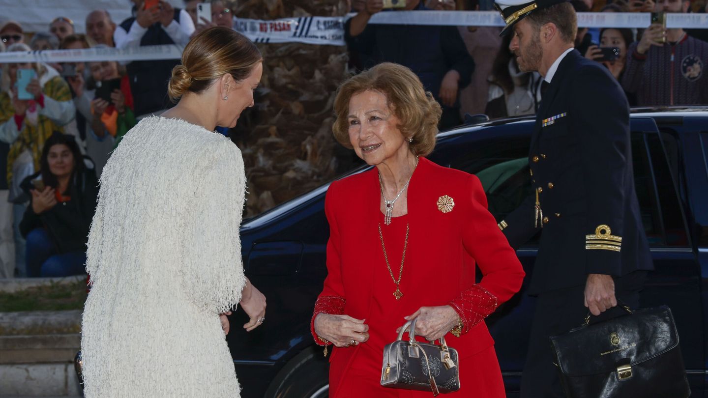 La presidenta de las Islas Baleares, Marga Prohens, recibe a la reina Sofía a su llegada al acto institucional del Día de las Islas Baleares. (EFE/Cati Cladera) 