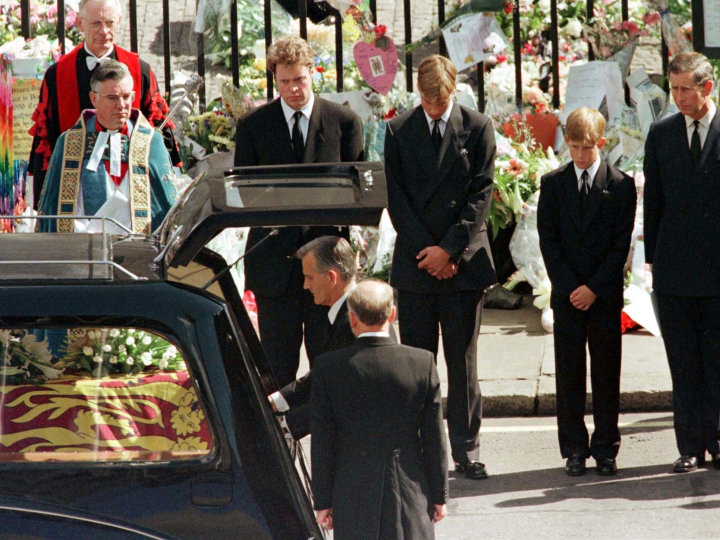 Guillermo y Harry, en el funeral de Diana de Gales. (Reuters)