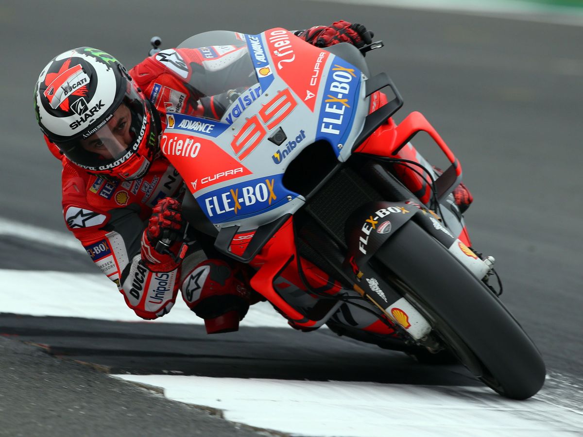 Foto: Jorge Lorenzo, a lomos de la Ducati durante el GP de Gran Betraña en 2018. (EFE)
