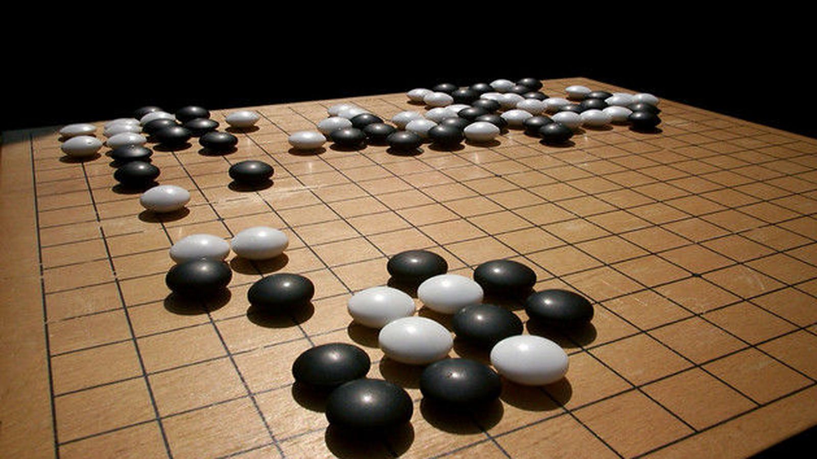Foto: En el juego de Go dos jugadores colocan piezas en blanco y negro sobre una cuadrícula con el objetivo de ocupar más territorio que su oponente. / Imagen: Wikipedia
