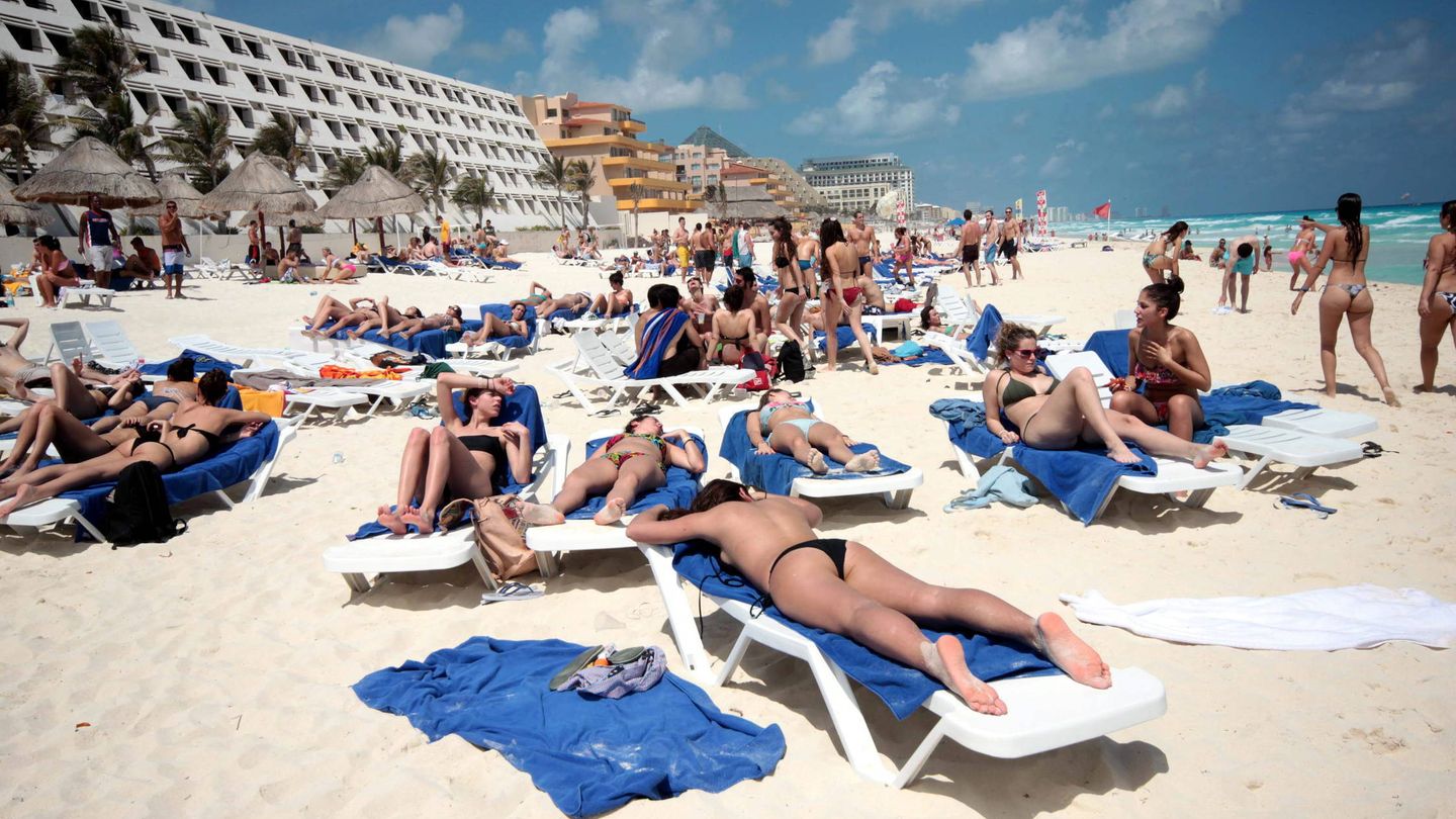 Cientos de 'springbreakers' se divierten en una playa de Cancún. (Efe)