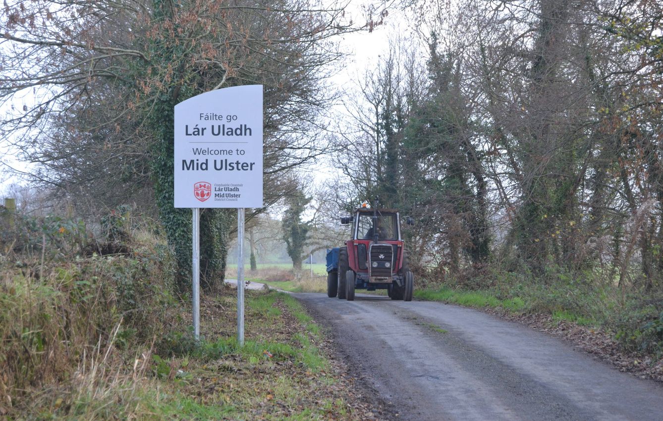 Un tractor, en la frontera entre las dos Irlandas. (Katharina Jahn) 