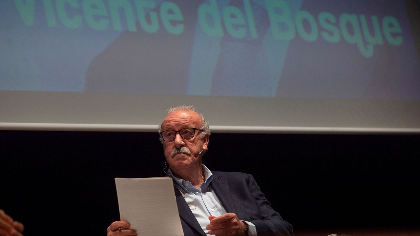 Vicente Del Bosque, en la charla de Torrelavega donde pidió que España esté unida. (EFE)