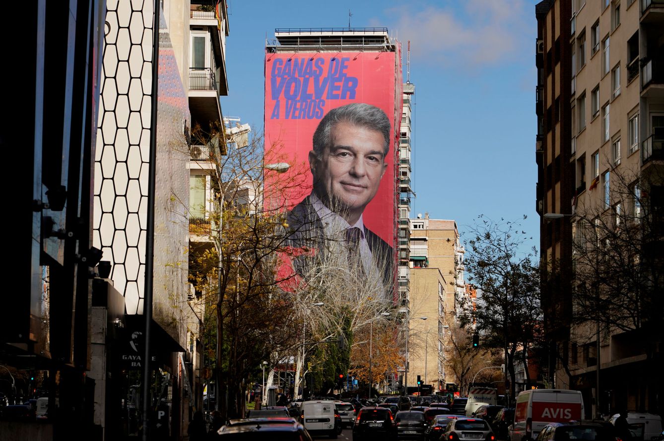 Gigante póster de Joan Laporta cerca del Santiago Bernabeu. (Reuters)