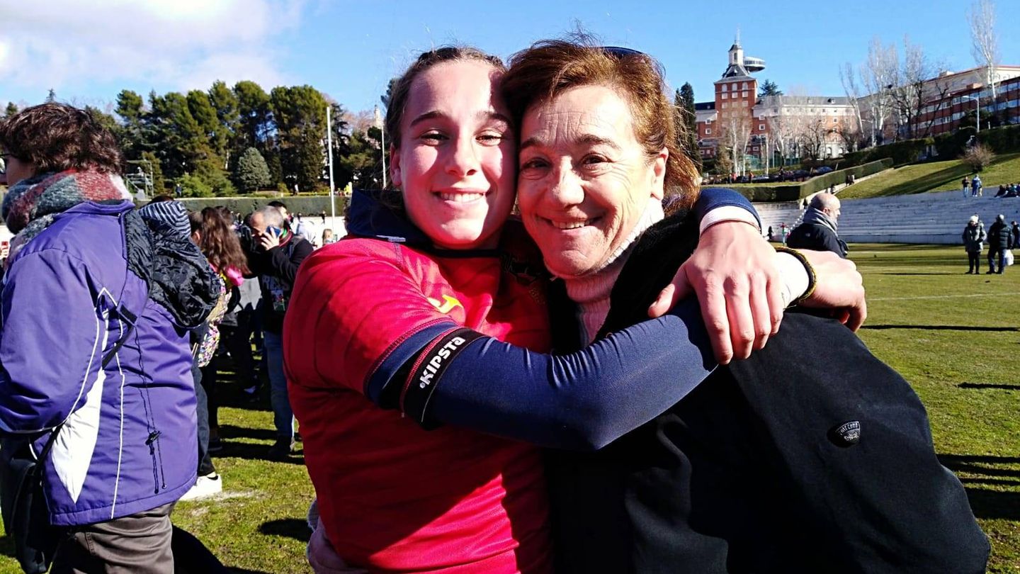 Blanca Fernández Ochoa, junto a su hija Olivia Fresneda tras un encuentro de rugby