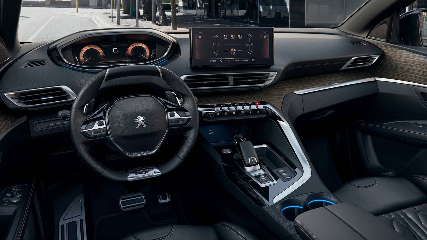 El `puesto de conducción i-cockpit es el protagonista del interior del nuevo Peugeot 5008.