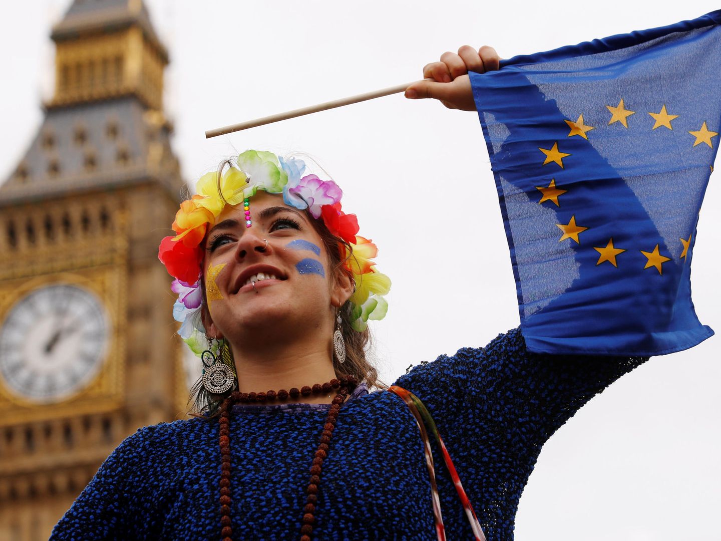 Una manifestante pro europea, ante el Big Ben. (Reuters)
