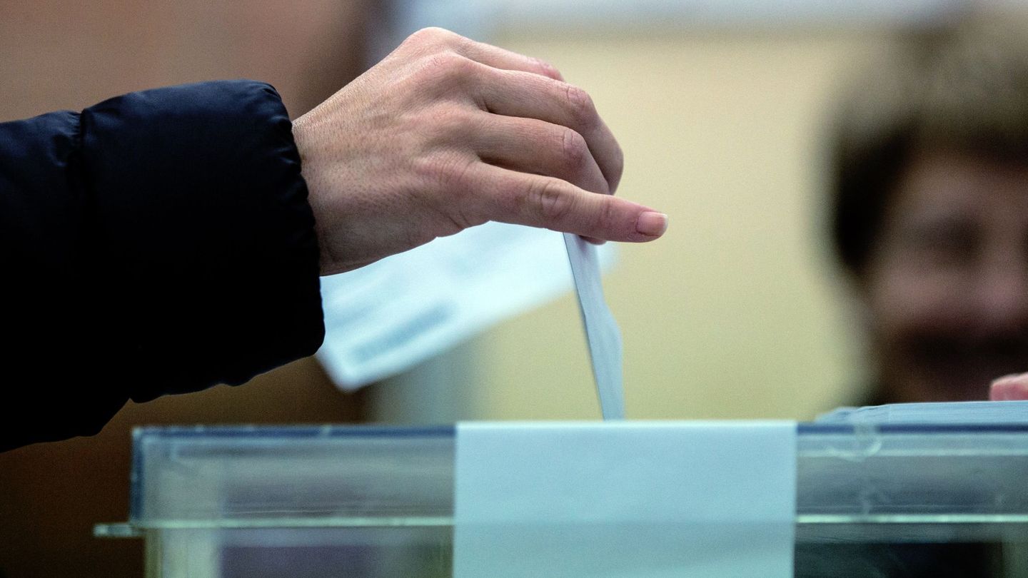 Imagen de una urna en las elecciones autonómicas catalanas de 2017. (EFE)