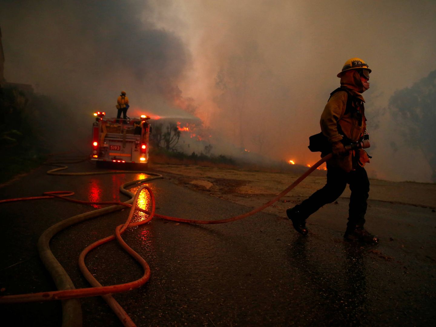 Bomberos luchan contra las llamas en Malibú, California. (Reuters)