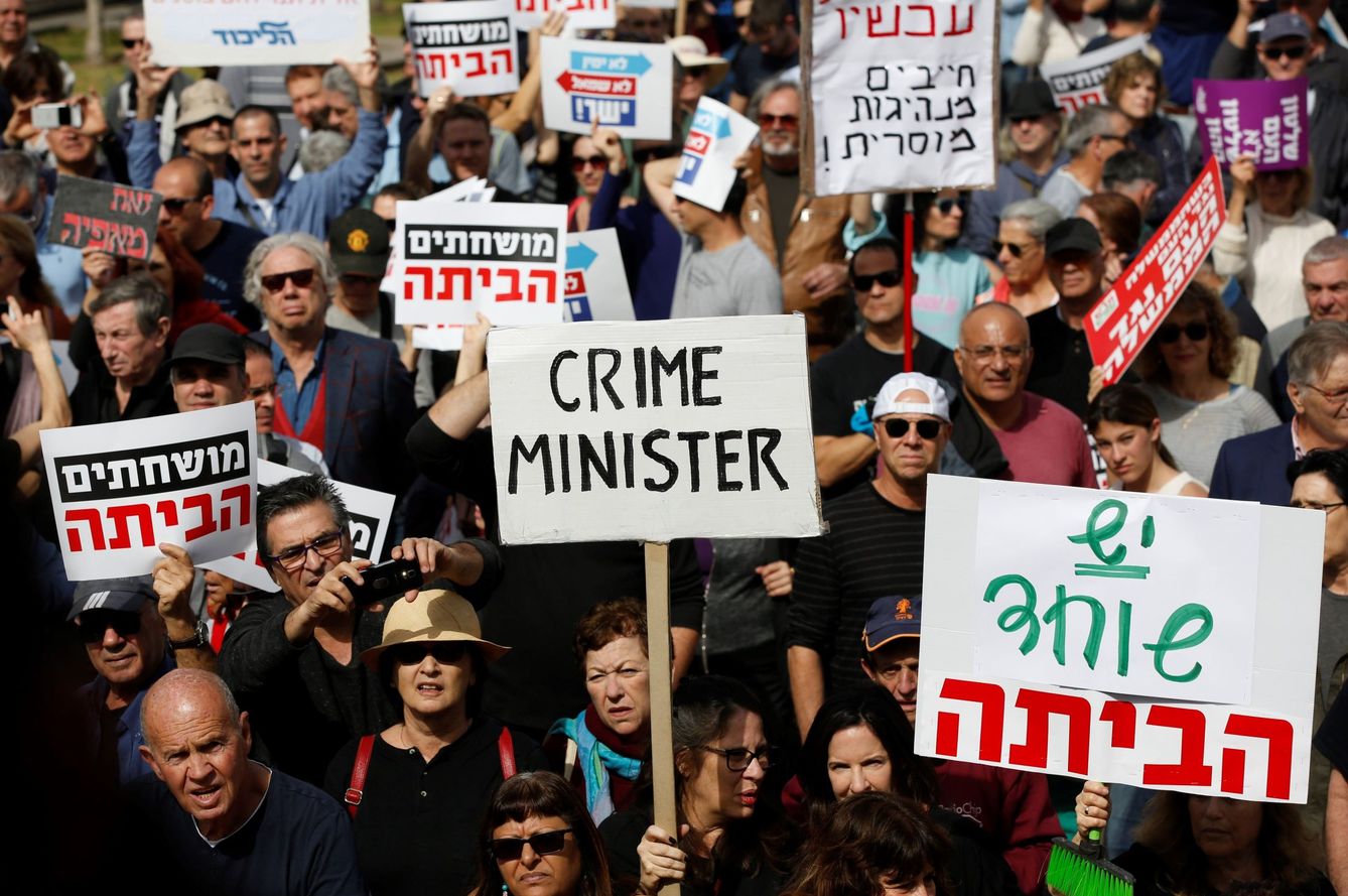 Varios manifestantes protestan contra la corrupción gubernamental y reclaman la dimisión del primer ministro Netanyahu en la plaza Habima de Tel Aviv, el 16 de febrero de 2018. (EFE) 