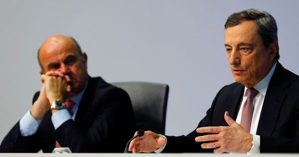Foto: El presidente del BCE, Mario Draghi, junto al vicepresidente, Luis de Guindos. (Reuters)