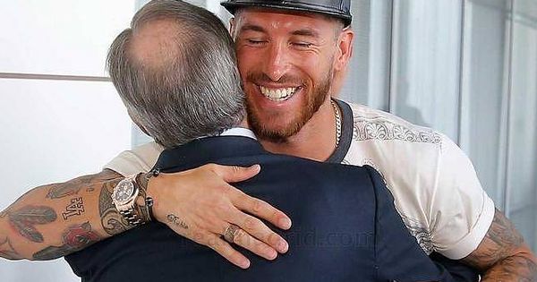 Foto: Sergio Ramos abraza a Florentino Pérez en la Ciudad Deportiva de Valdevebas. (Efe)