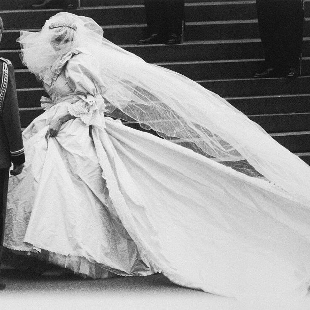 Diana de Gales hizo historia con su vestido de novia y te explicamos por qué