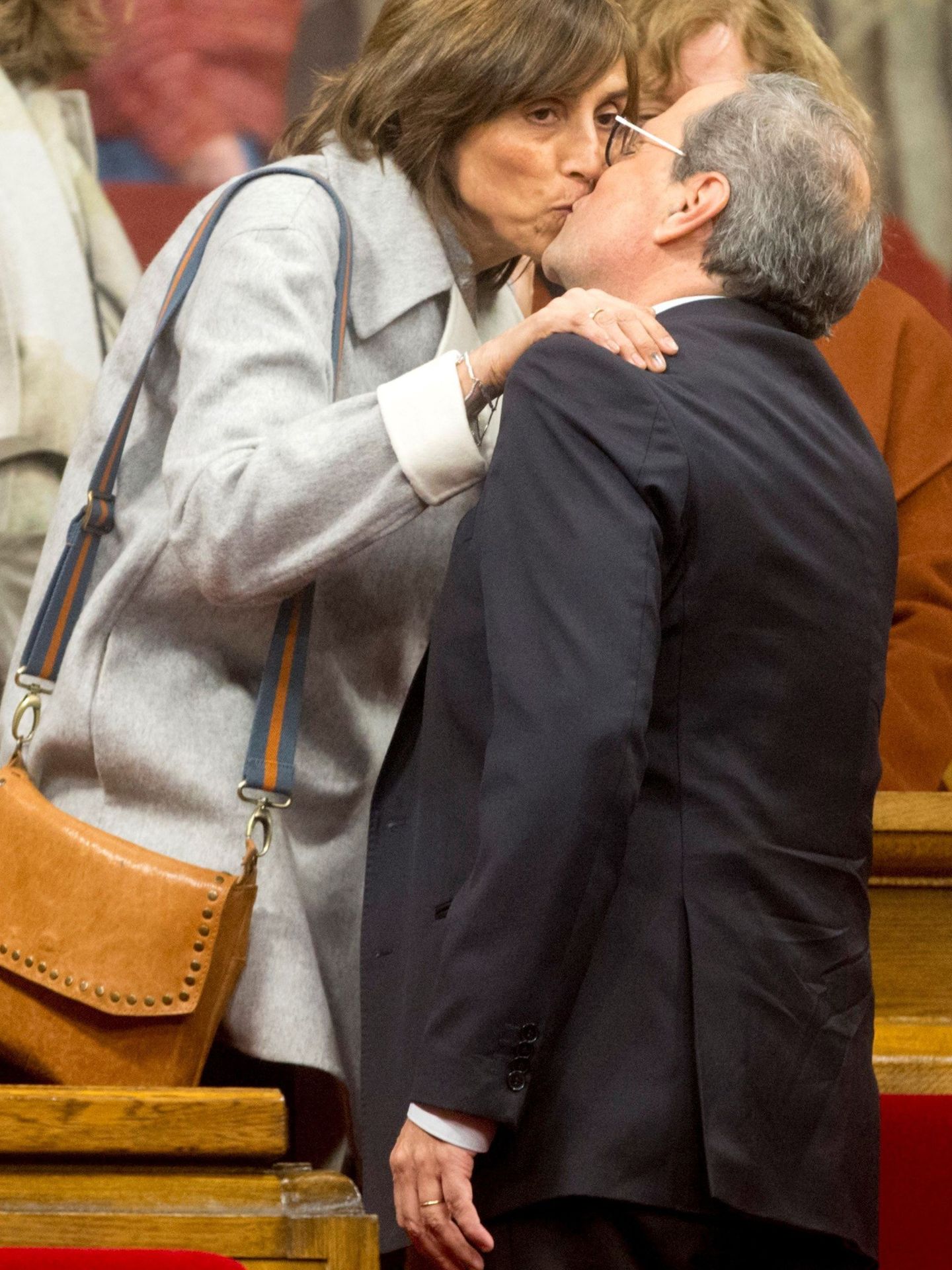 El presidente de la Generalitat de Cataluña, Quim Torra, besa a su esposa, Carola Miró. (EFE)