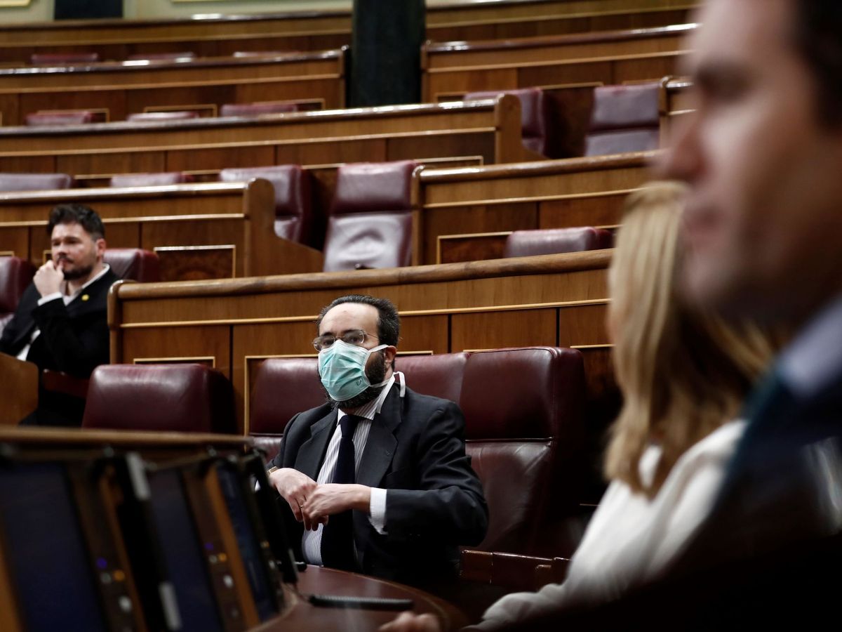 Foto: Pedro Sánchez, en primer plano, en un Congreso semivacío con algunos diputados con mascarilla. (EFE)