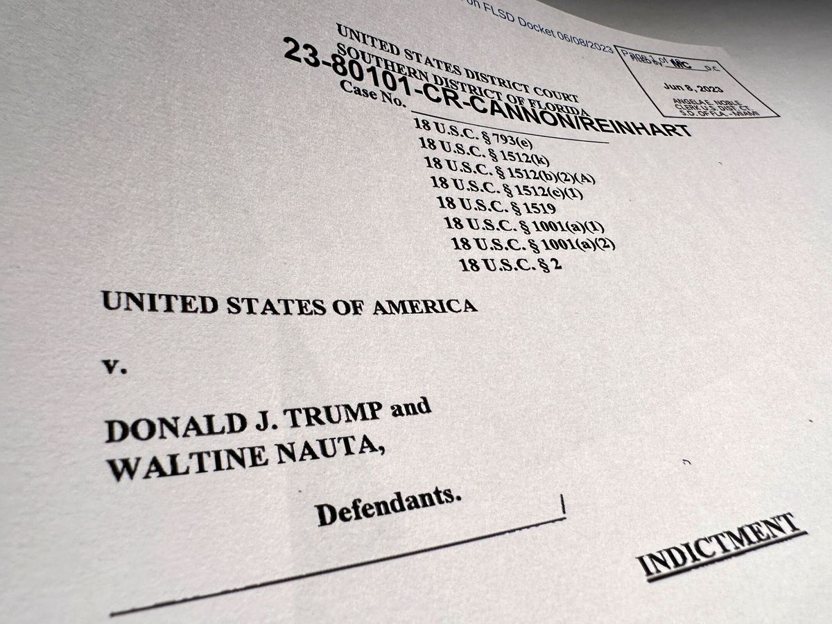 Foto: El documento de acusación contra el expresidente Donald Trump. (Reuters/Jim Bourg)