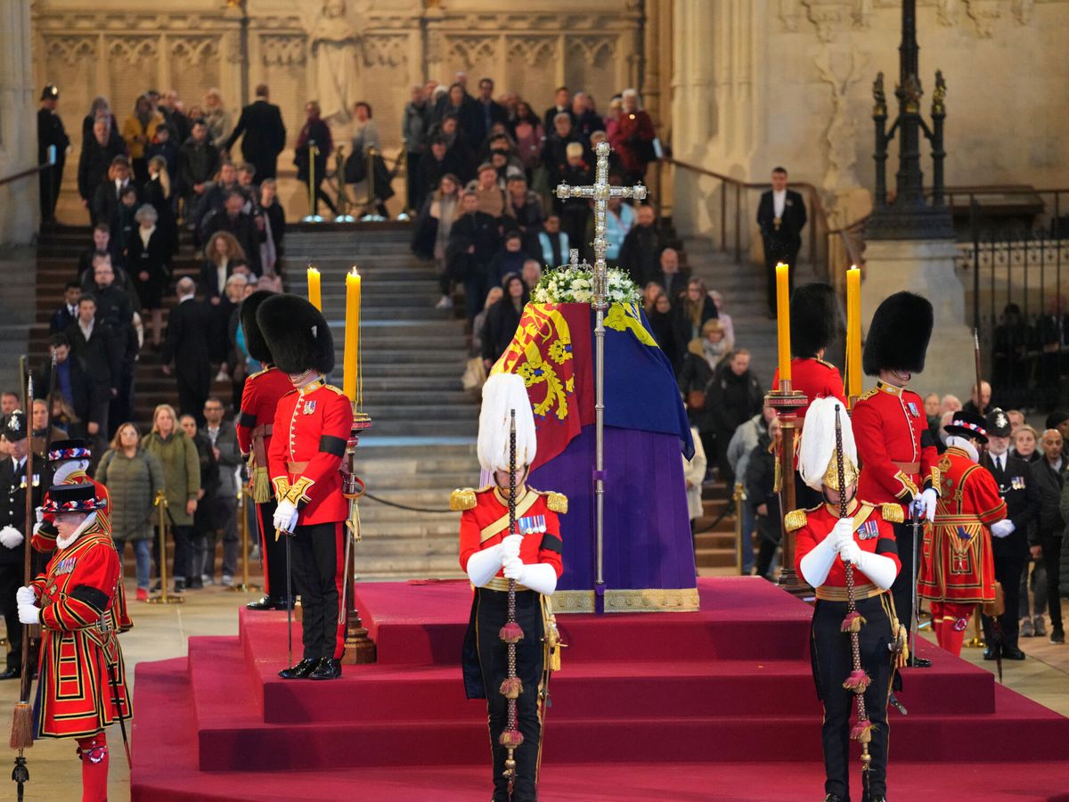 Foto: El féretro de Isabel II, en Westminster. (Reuters/Carl Court/Pool)