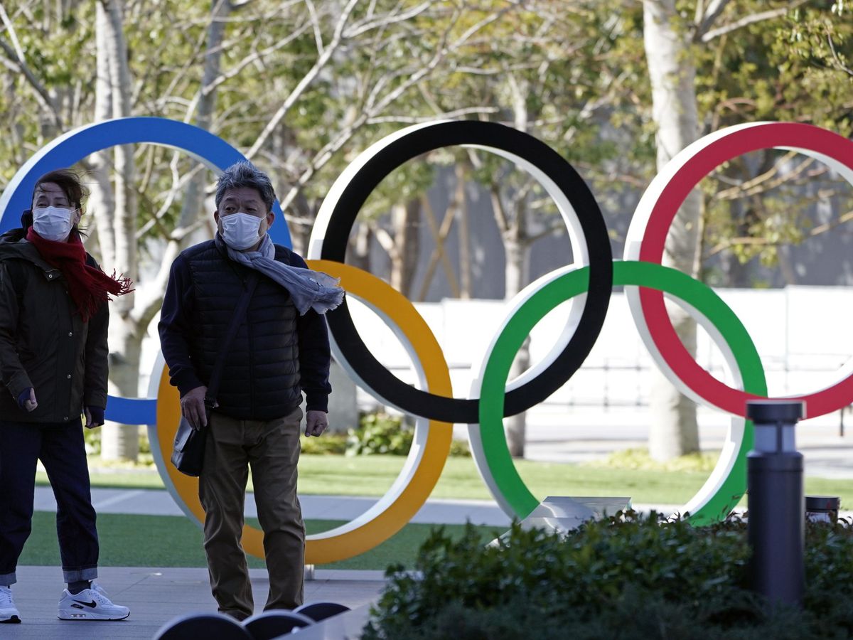 Foto: Las mascarillas del coronavirus ante los aros olímpicos, este lunes en Tokio. (EFE)