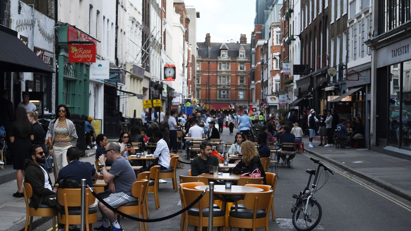 Restaurantes ponen terrazas en las calles en Londres. (EFE)