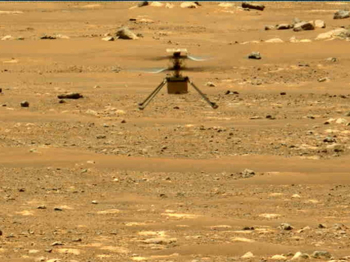Foto: El Ingenuity Mars, volando sobre la superficie de Marte (EFE/NASA)
