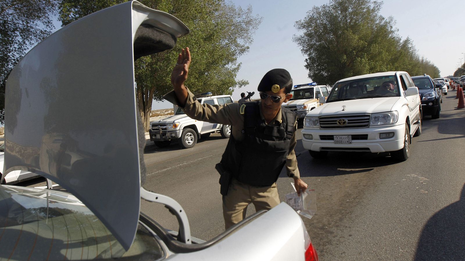 Foto: Un policía saudí chequeando vehículos en Qatif, en noviembre de 2011