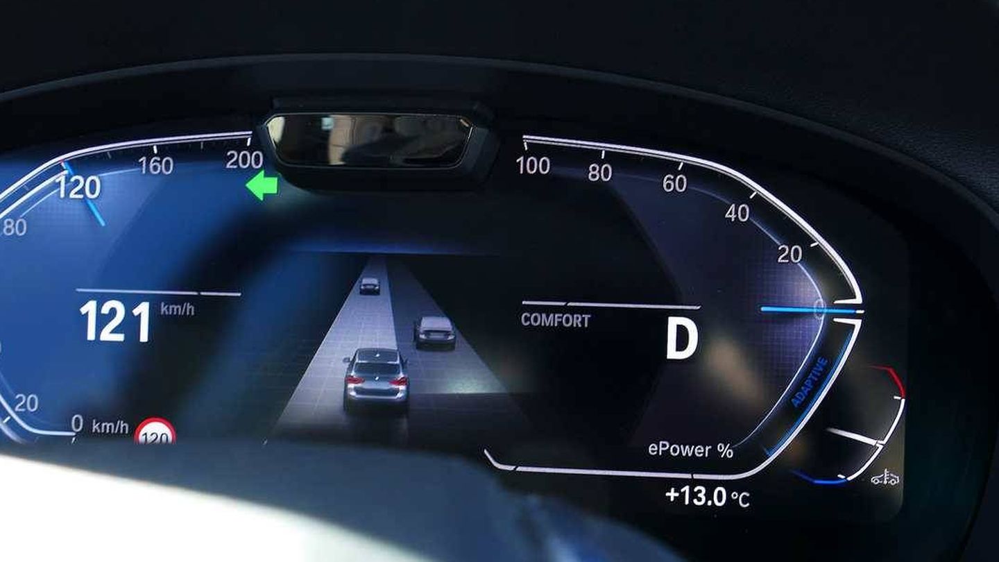 En el cuadro se puede ver todo lo que detectan los sensores del vehículo. 