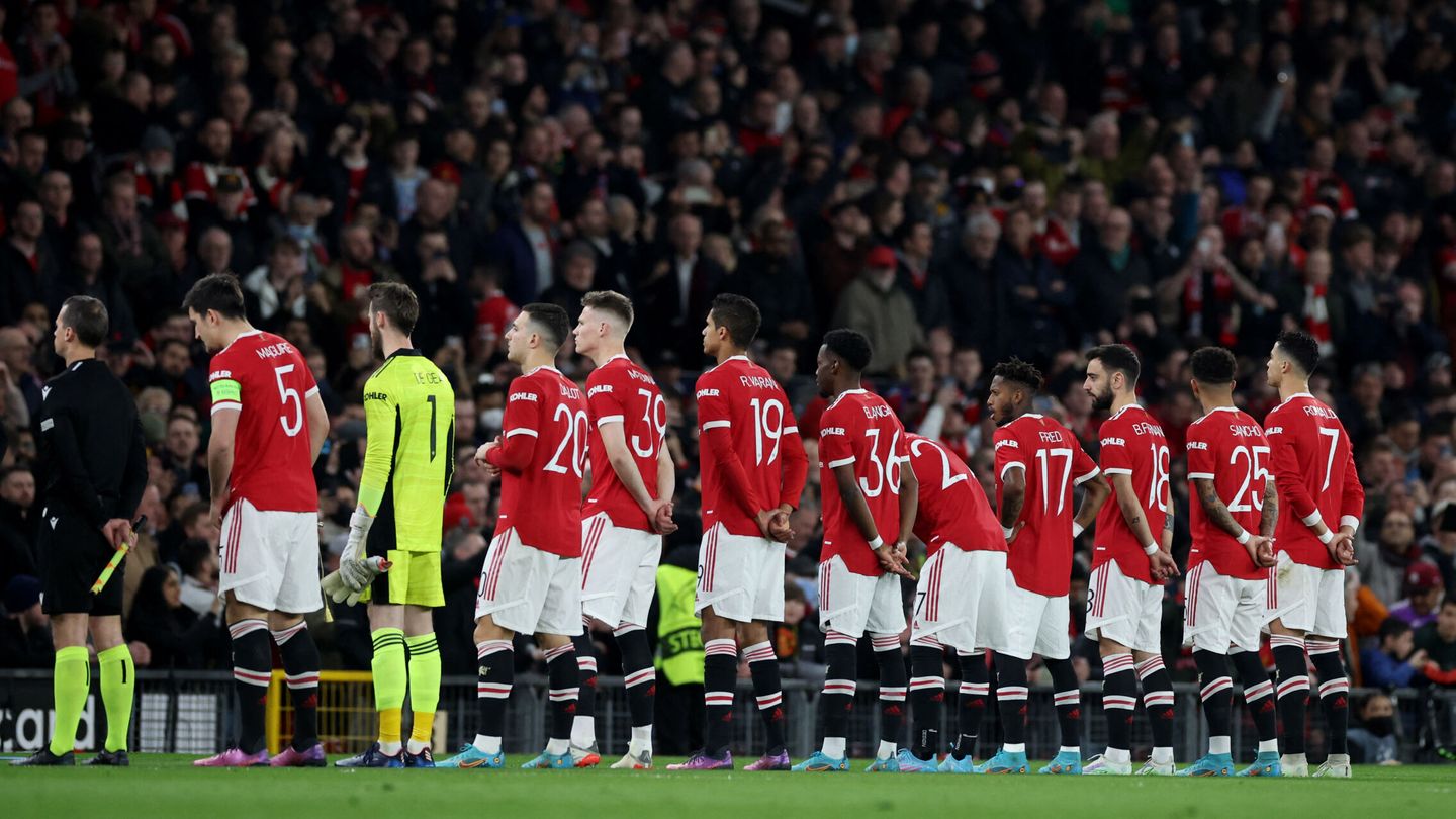 Los jugadores del Manchester United mientras sonaba el himno. (Reuters/Phil Noble)