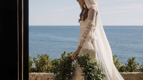La boda de Macarena en un castillo frente al mar, su vestido de novia con capucha y un ramo muy original