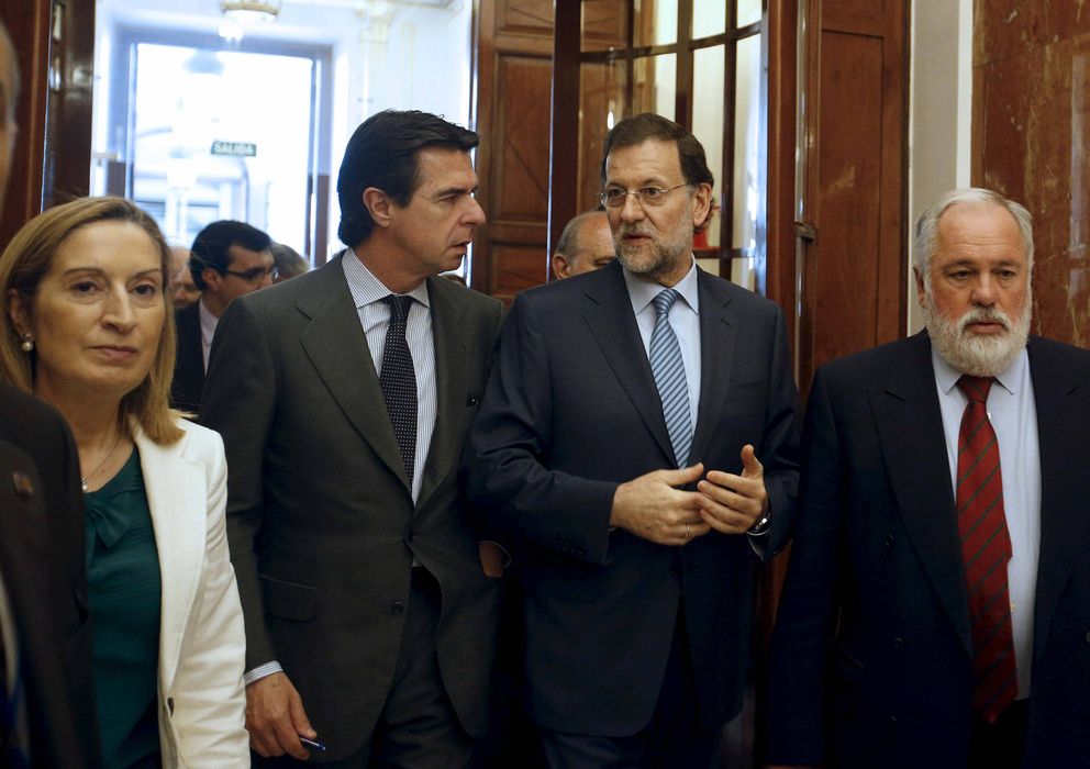 Foto: El presidente del Gobierno, Mariano Rajoy (2-d), y los ministros de Fomento, Ana Pastor; de Industria, José Manuel Soria (2-i), y de Agricultura, Alimentación y