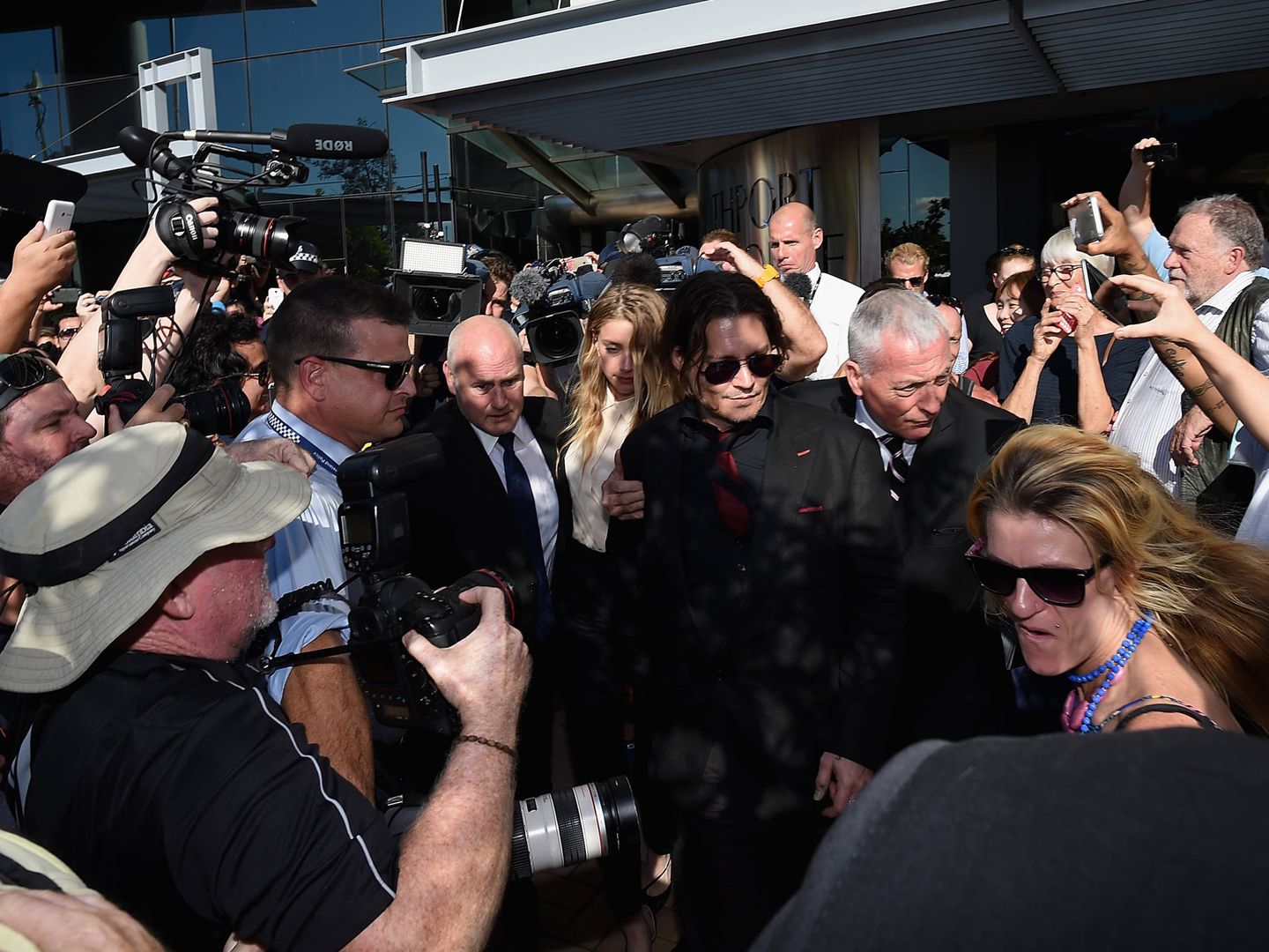 Depp y Heard, saliendo de un juzgado australiano tras introducir ilegalmente a dos perros en el país. (Getty)