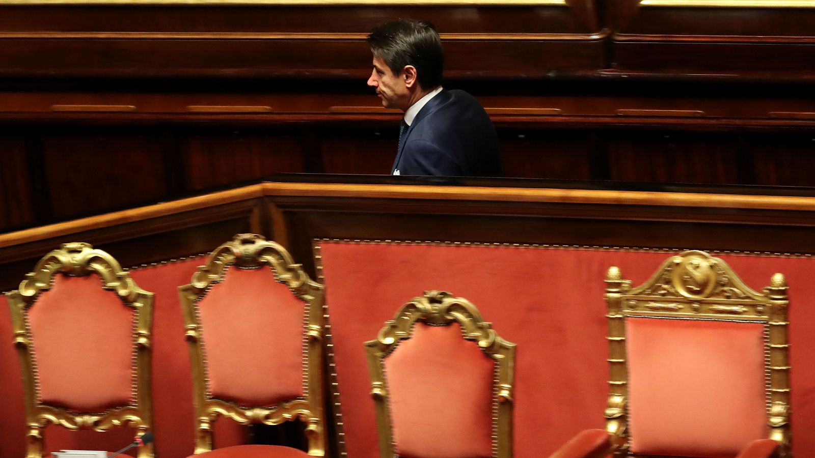 Foto: El presidente italiano Giuseppe Conte sale del Senado tras un debate, en Roma, el 19 de diciembre de 2018. (Reuters)