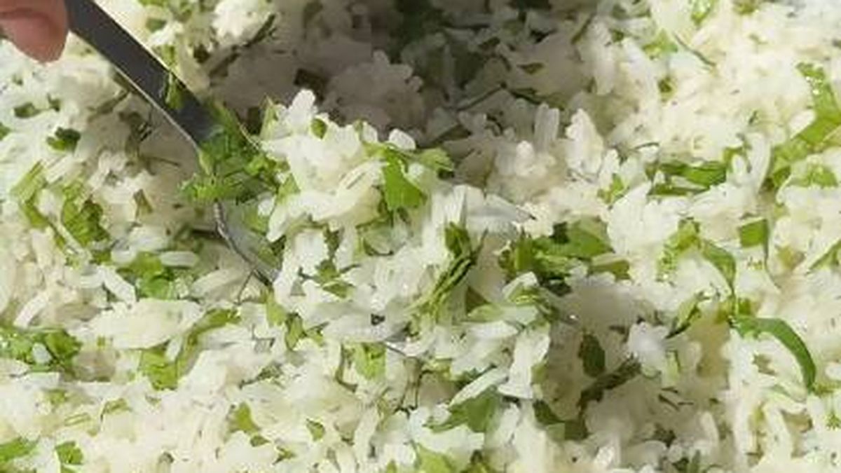 El arroz blanco ya nunca más será aburrido con esta sabrosa receta paso a paso