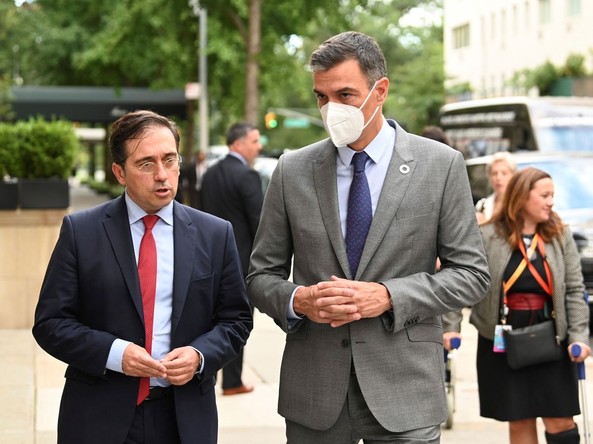 Foto: El presidente del Gobierno, Pedro Sánchez, acompañado del ministro de Asuntos Exteriores José Manuel Albares. (EFE)
