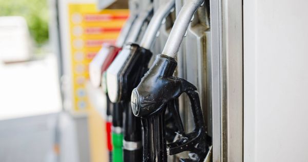 Foto: ¿Cuánto costará llenar el depósito de gasolina en Semana Santa? (Freepik)