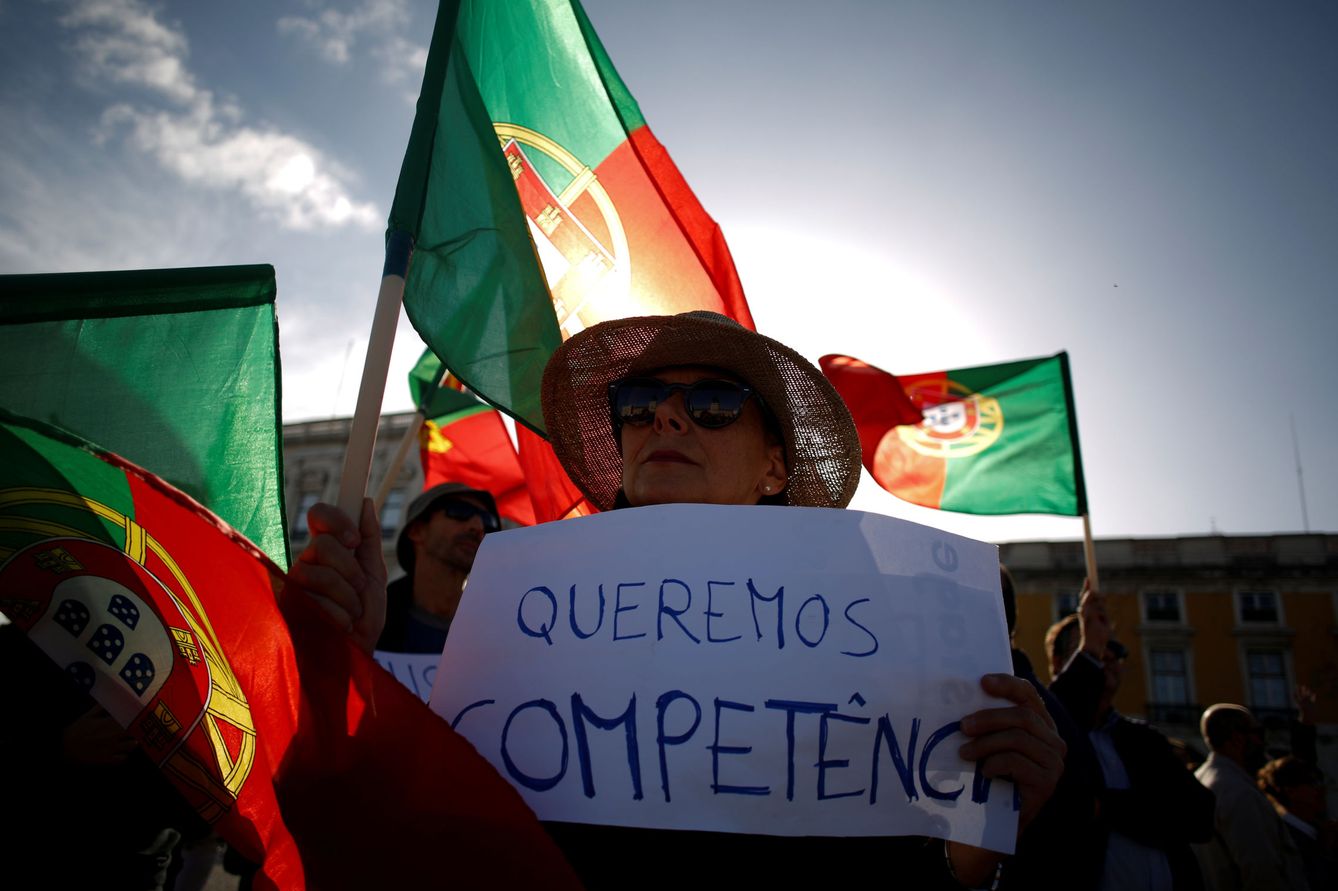 Manifestaciones de homenaje a las víctimas de los incendios y exigencia de responsabilidades, en la Praça do Comércio de Lisboa, en octubre de 2017. (Reuters)
