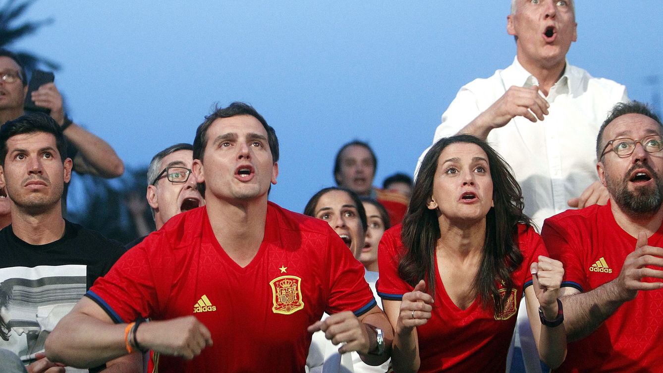 Foto: Rivera, Arrimadas y Girauta viendo un partido de España. (EFE/Marta Pérez)