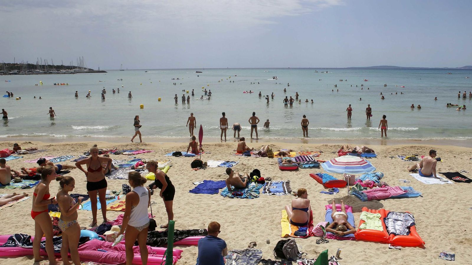 Foto: Turistas en una playa de Mallorca (Reuters)