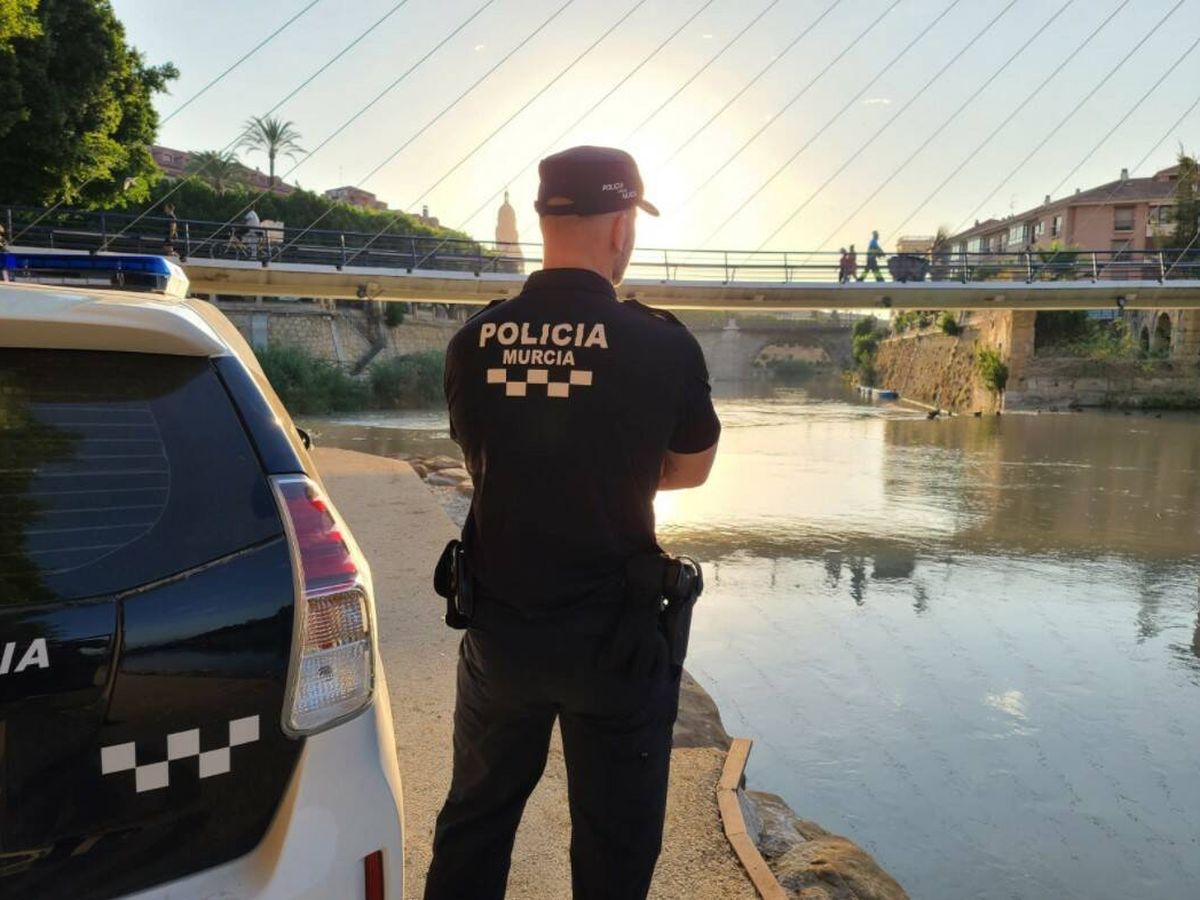 Foto: Foto de archivo de un policía local de Murcia. (Policía Local de Murcia)