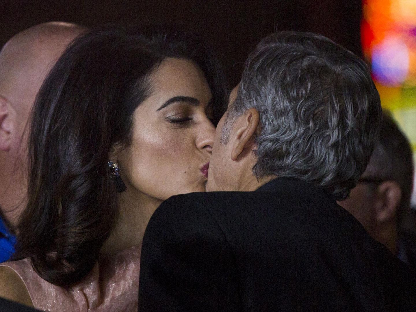 Goerge y Amal se besan, en una imagen de archivo. (Reuters)
