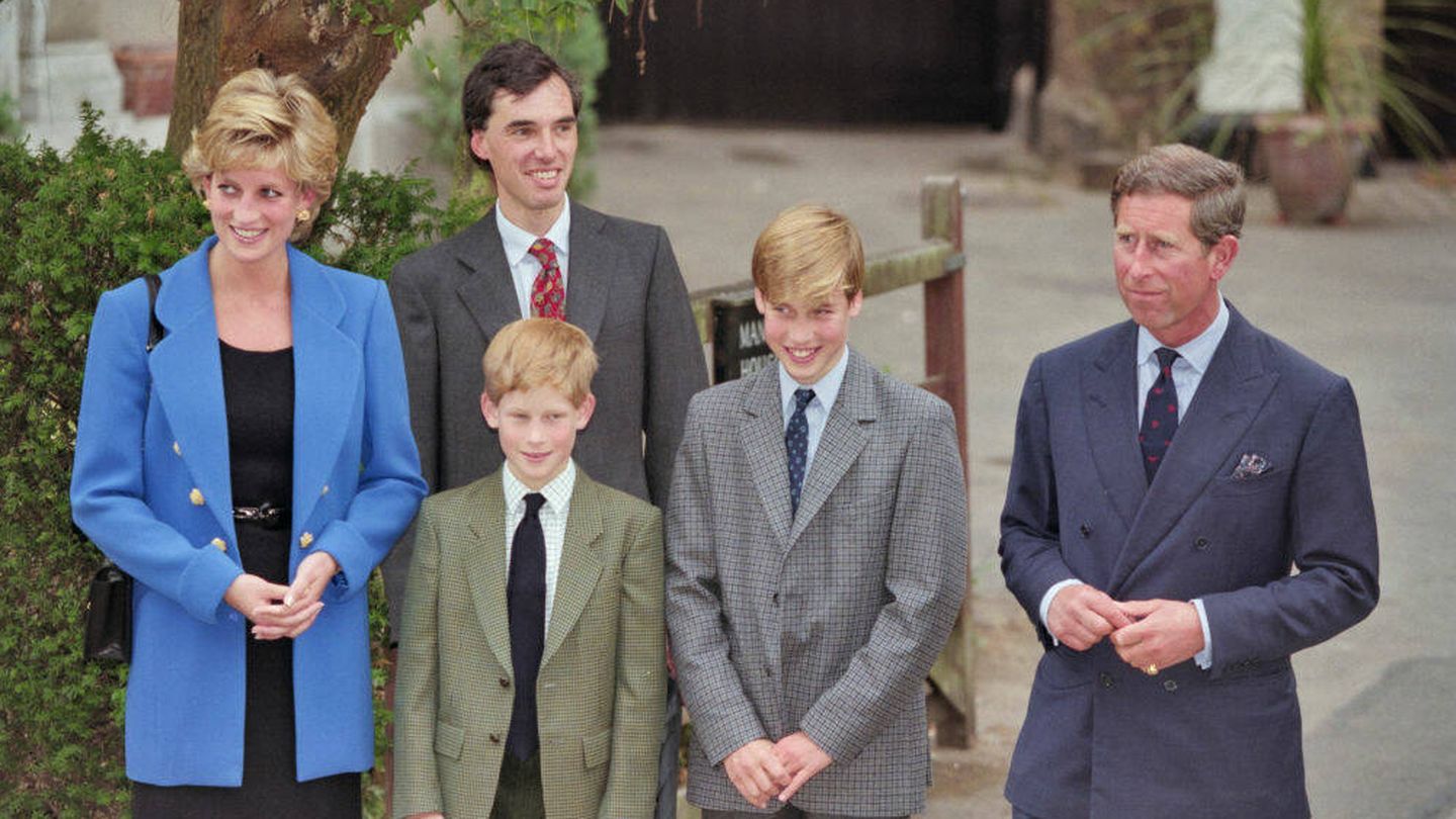 Los jóvenes príncipes, junto a Diana y Carlos. (Getty)