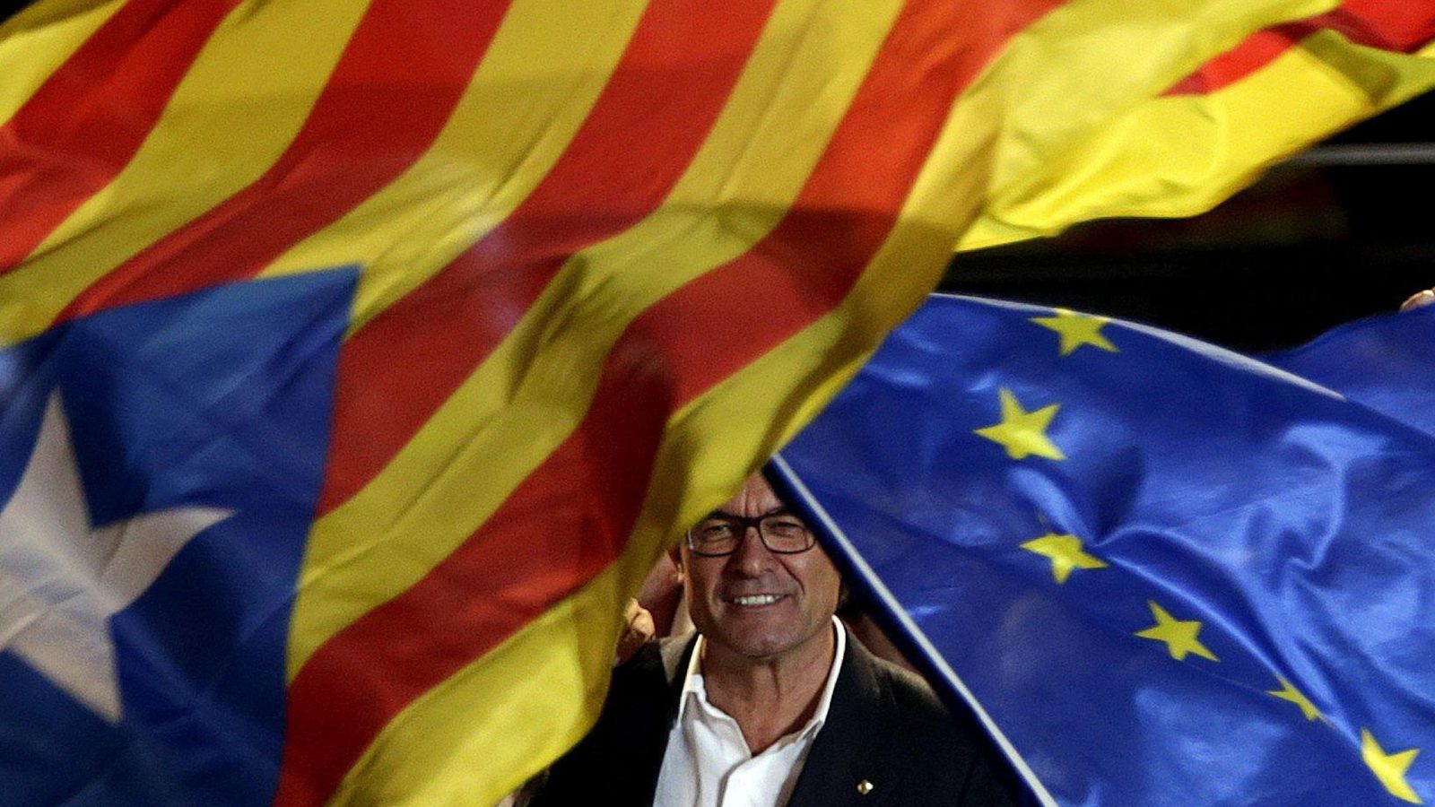 Foto: Artur Mas durante la celebración con sus simpatizantes de los resultados electorales de 'Junts pel Sí'. (Efe)