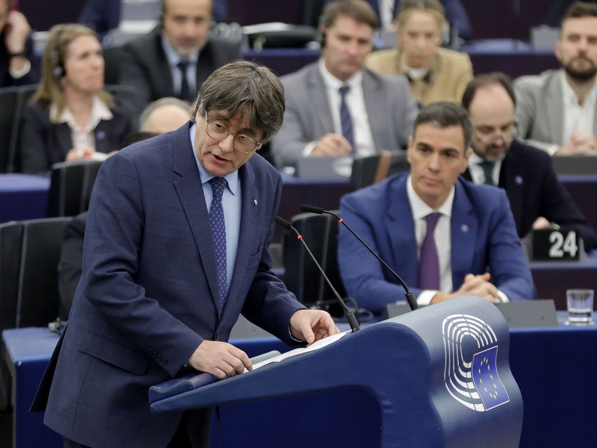 Foto: Carles Puigdemont, junto a Pedro Sánchez en el Parlamento Europeo. (EFE/EPA Ronald Wittek)