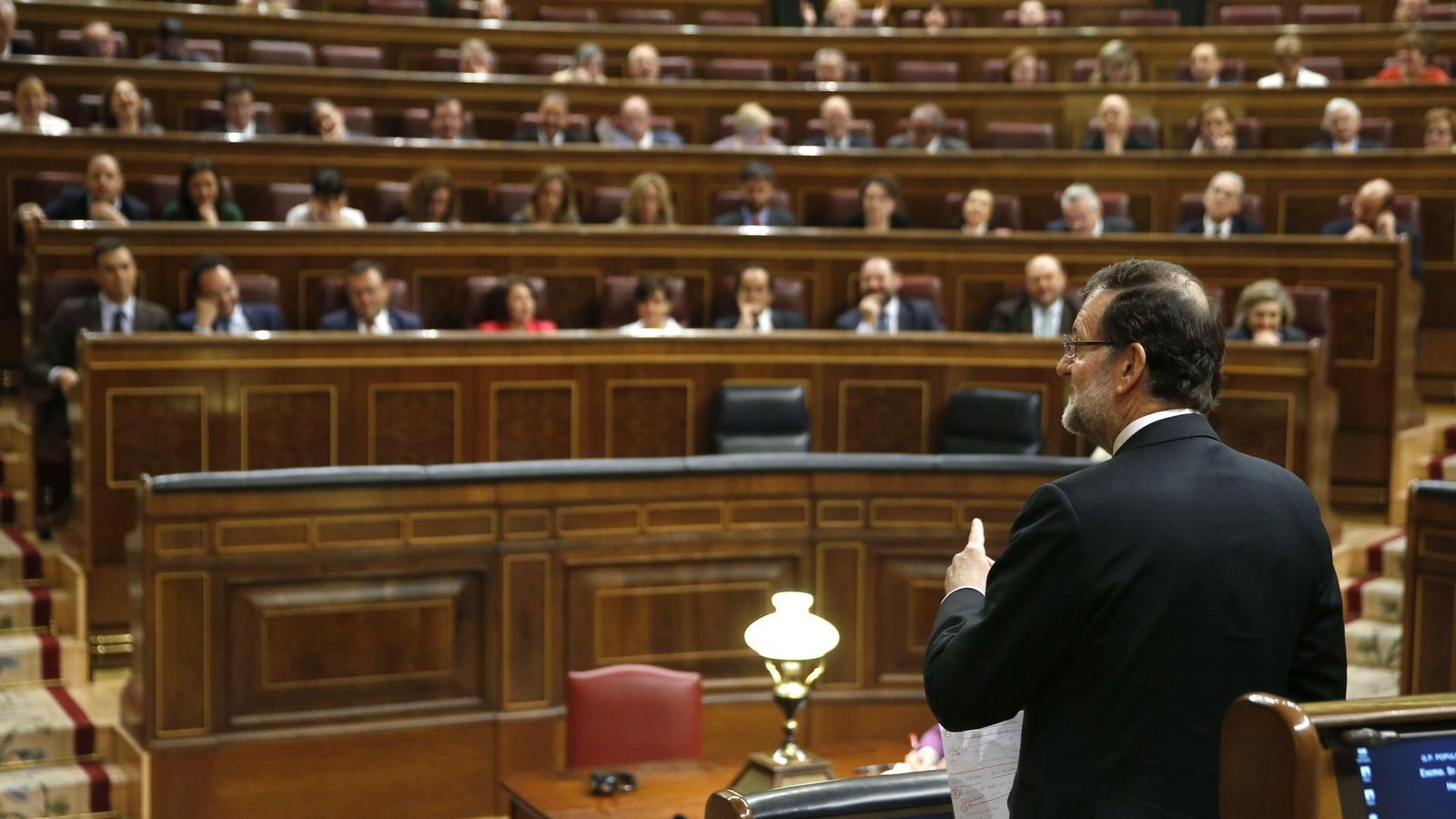 Foto: El presidente del Gobierno, Mariano Rajoy (d), durante su intervención en la sesión de control al Ejecutivo. (EFE)