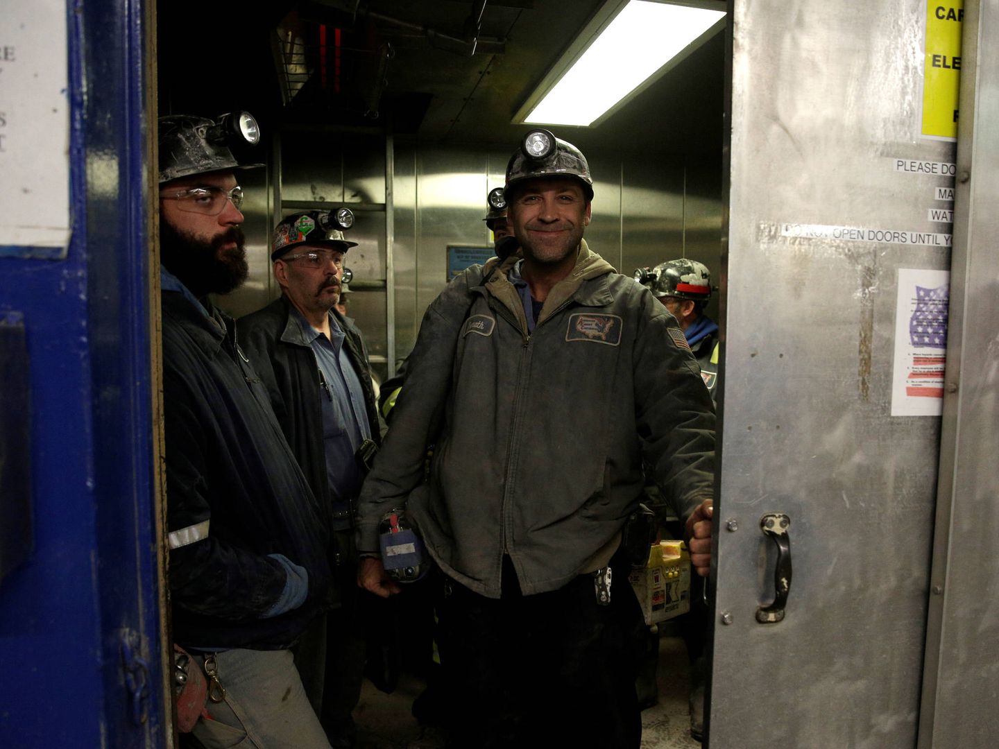 Mineros cierran un ascensor antes de descender a una mina de la American Energy Corporation Century, en Beallsville, Ohio. (Reuters)