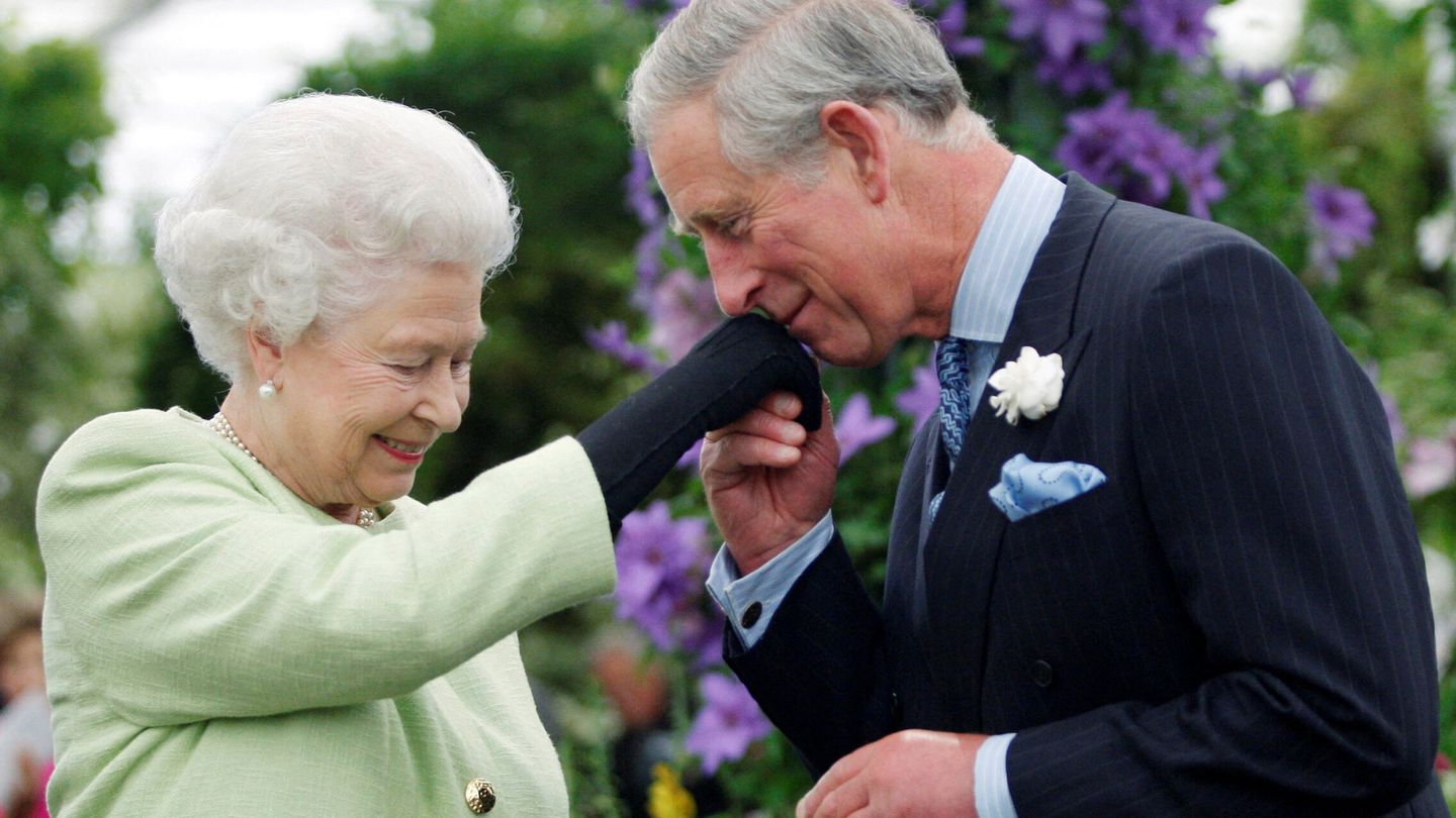 La reina Isabel II con su hijo Carlos. (Reuters)