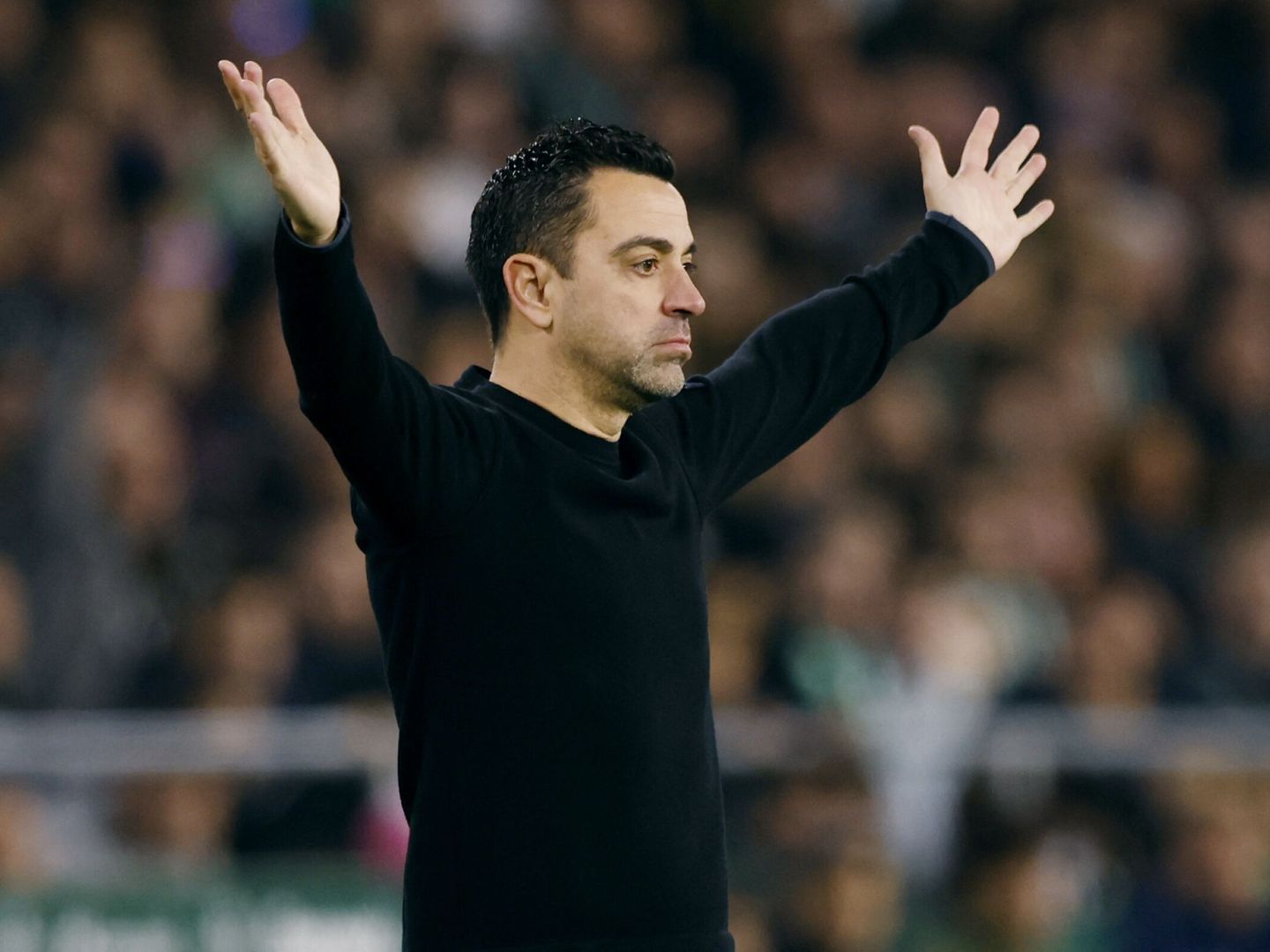 Xavi se abre de brazos en un partido del Barcelona. (Reuters/Marcelo del Pozo)